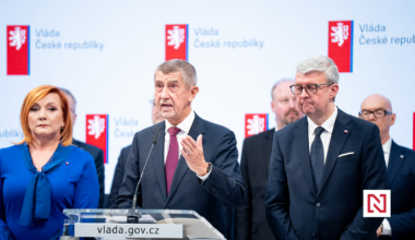 Česko bude hospodařit se schodkem 310 miliard, oznámila vláda. „Reálný“ rozpočet má ale několik háčků — Deník N