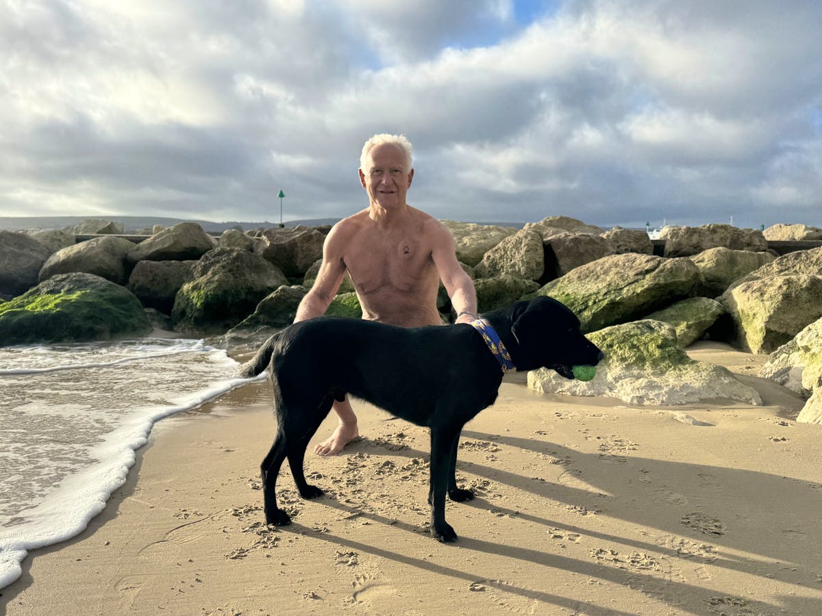 David und Beau am Strand von Poole. Die Stelle, an der der Brite einen Herzschrittmacher eingesetzt bekommen hat, ziert heute ein Pfoten-Tattoo.