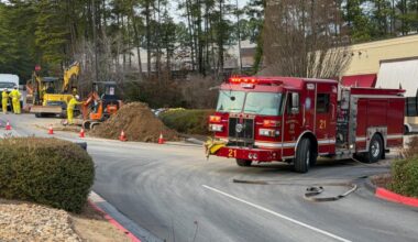 Crews repairing gas leak on busy Roswell road, fire officials say