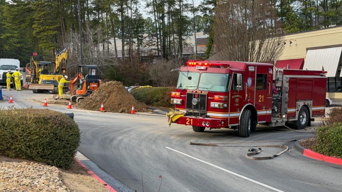 Crews repairing gas leak on busy Roswell road, fire officials say
