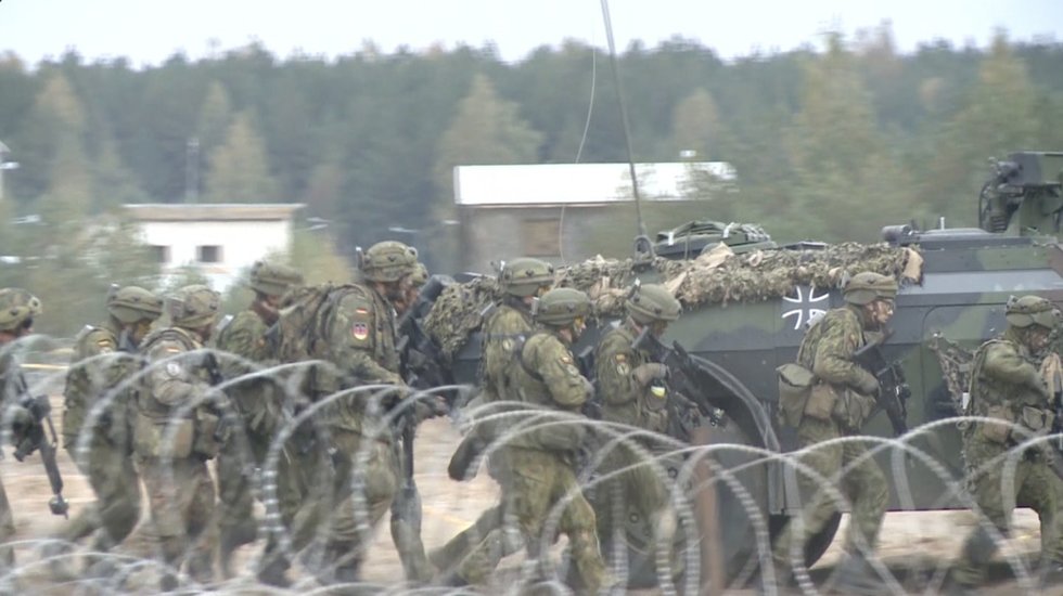 Krašto apsaugos prioritetai keičiasi: lėktuvų pirkimas atidedamas, dabar svarbiausia štai kas (nuotr. stop kadras)