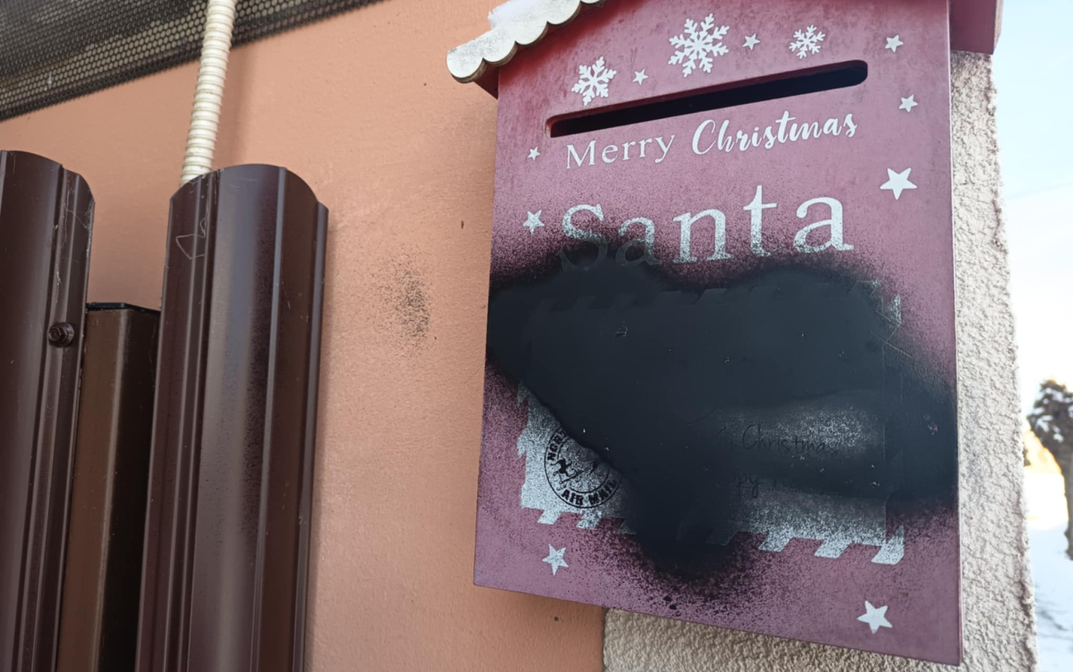 Fekete festék spay-vel lefújták a kapuját és a postaládáját | Hírek