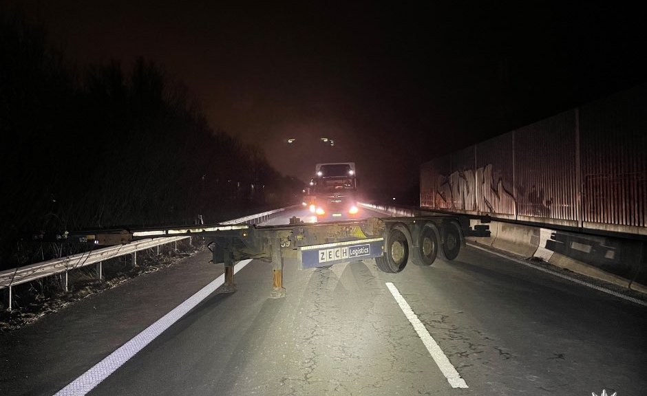 Na avtocesti nastavili past: voznik se je rešil v zadnjem trenutku