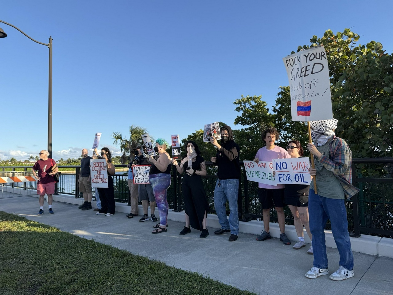 Protest at Mar‑a‑Lago against the U.S. attack on Venezuela. | Fight Back! News Protest at Mar‑a‑Lago against the U.S. attack on Venezuela.