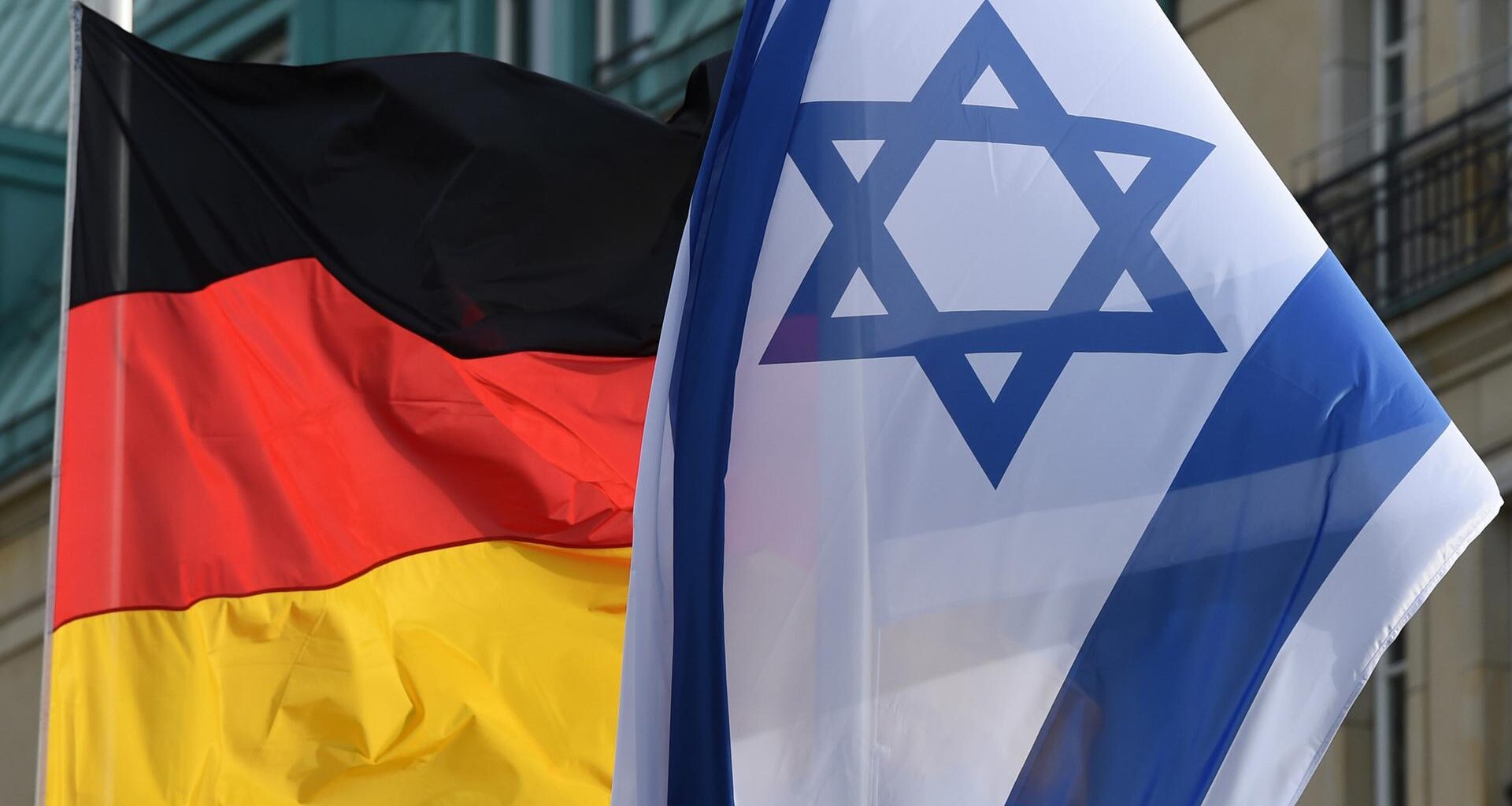 Die Fahnen von Deutschland und Israel wehen in Berlin am Pariser Platz.