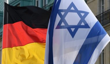 Die Fahnen von Deutschland und Israel wehen in Berlin am Pariser Platz.