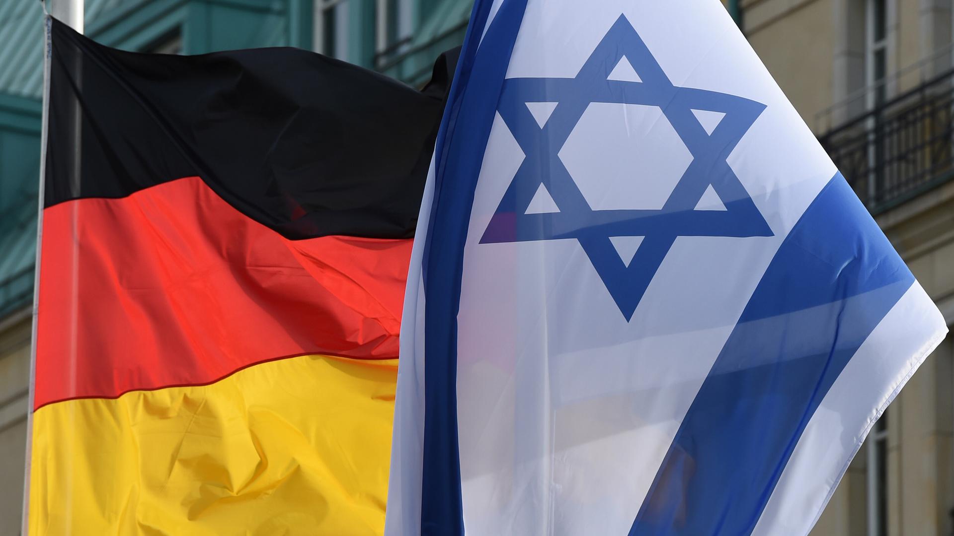 Die Fahnen von Deutschland und Israel wehen in Berlin am Pariser Platz. Die Fahnen von Deutschland und Israel wehen in Berlin am Pariser Platz.