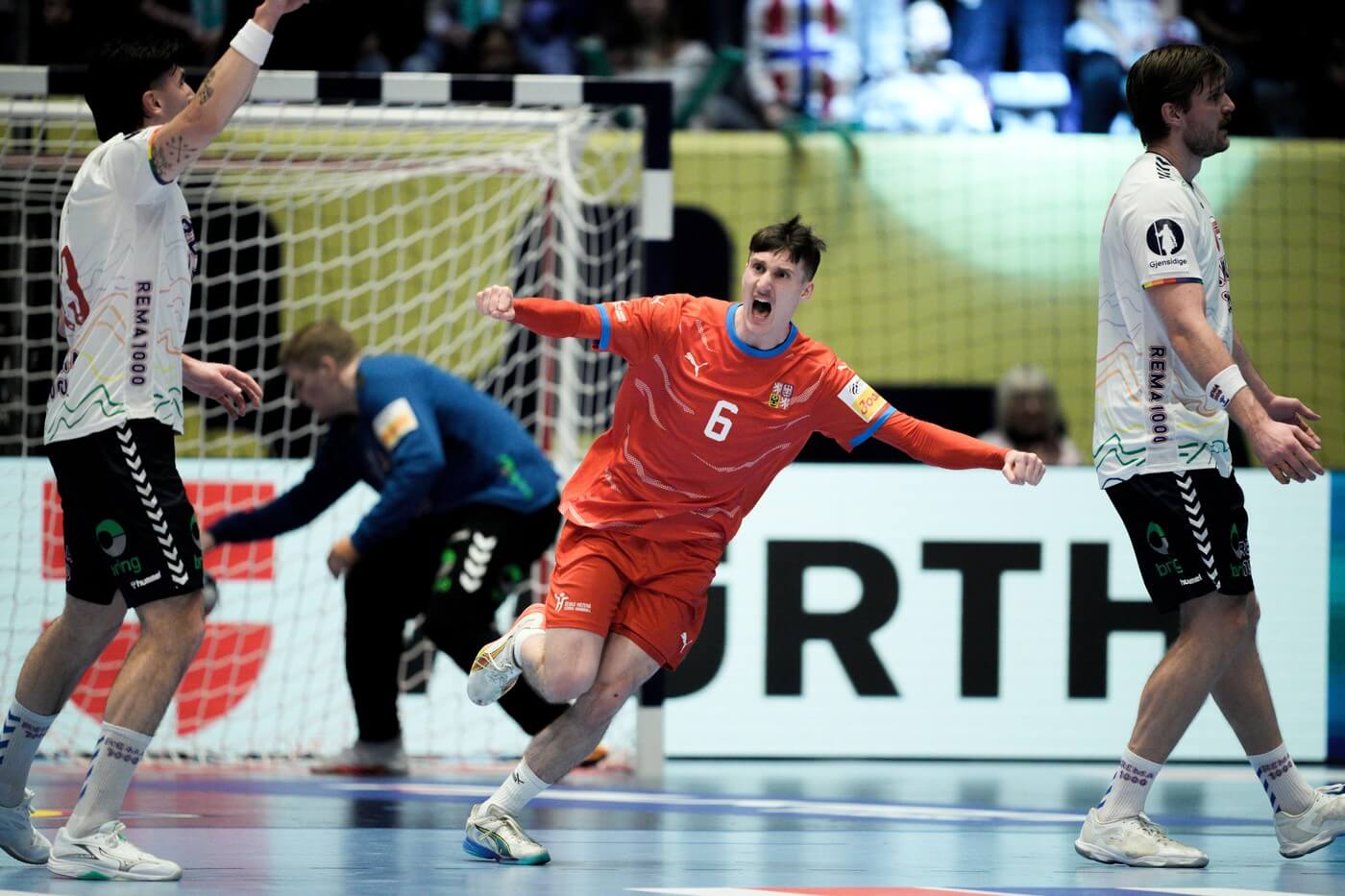 Dominik Skopár po vstřelení branky, fotka ze zápasu Česko vs. Norsko na ME v&nbsp;házené 2026