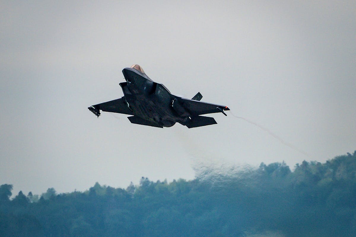 Martin Pfister aimerait bien avoir une flotte de 55 à 70 avions de combat pour défendre le ciel suisse.