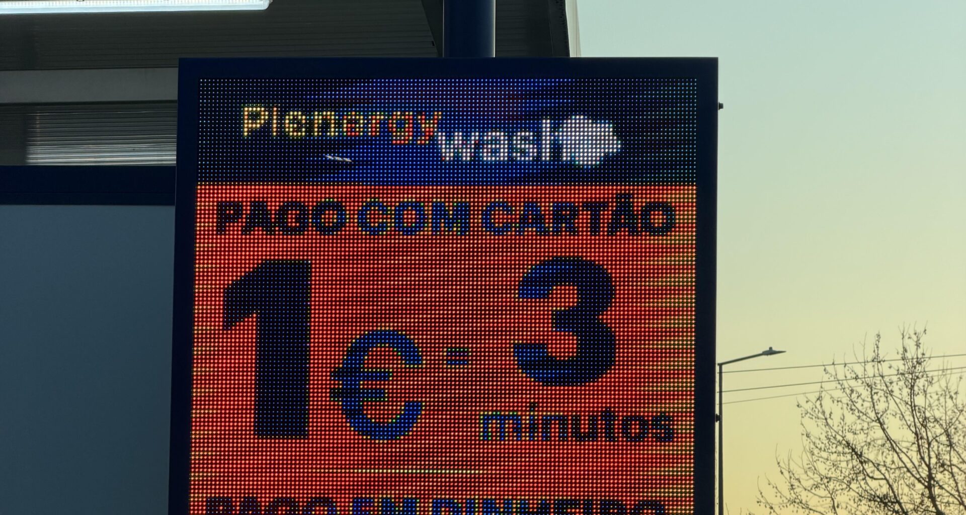 É legal oferecer um serviço mais caro dependo do método de pagamento?