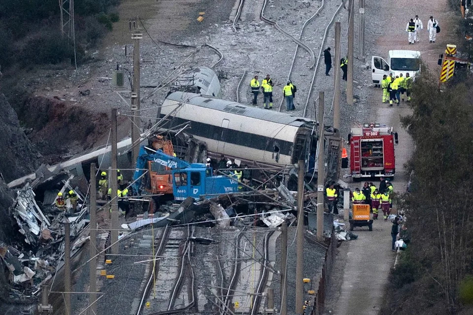 JORGE GUERRERO/AFP via Getty  Emergency services and investigators work on the site of a high-speed trains collision that killed at least 42 people, in Adamuz, southern Spain, on January 20, 2026.