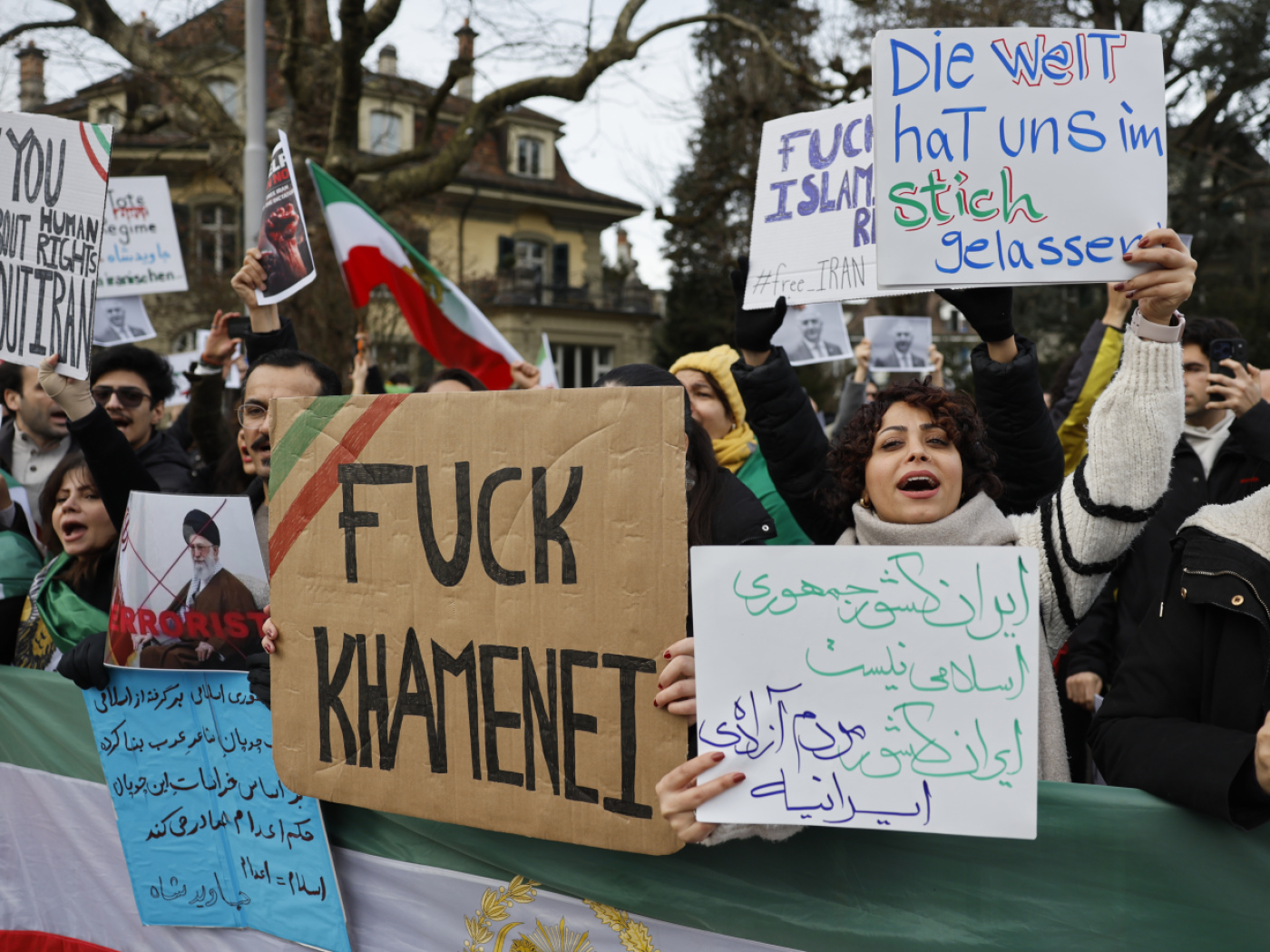 Around 200 protest against the Iranian regime in Bern