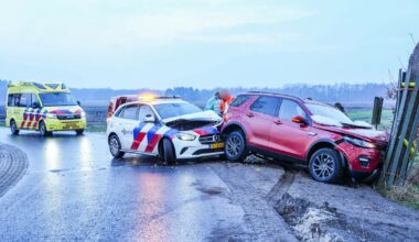 Gladheid in Drenthe: politie knalt op personenauto en schoolreisje loopt vertraging op