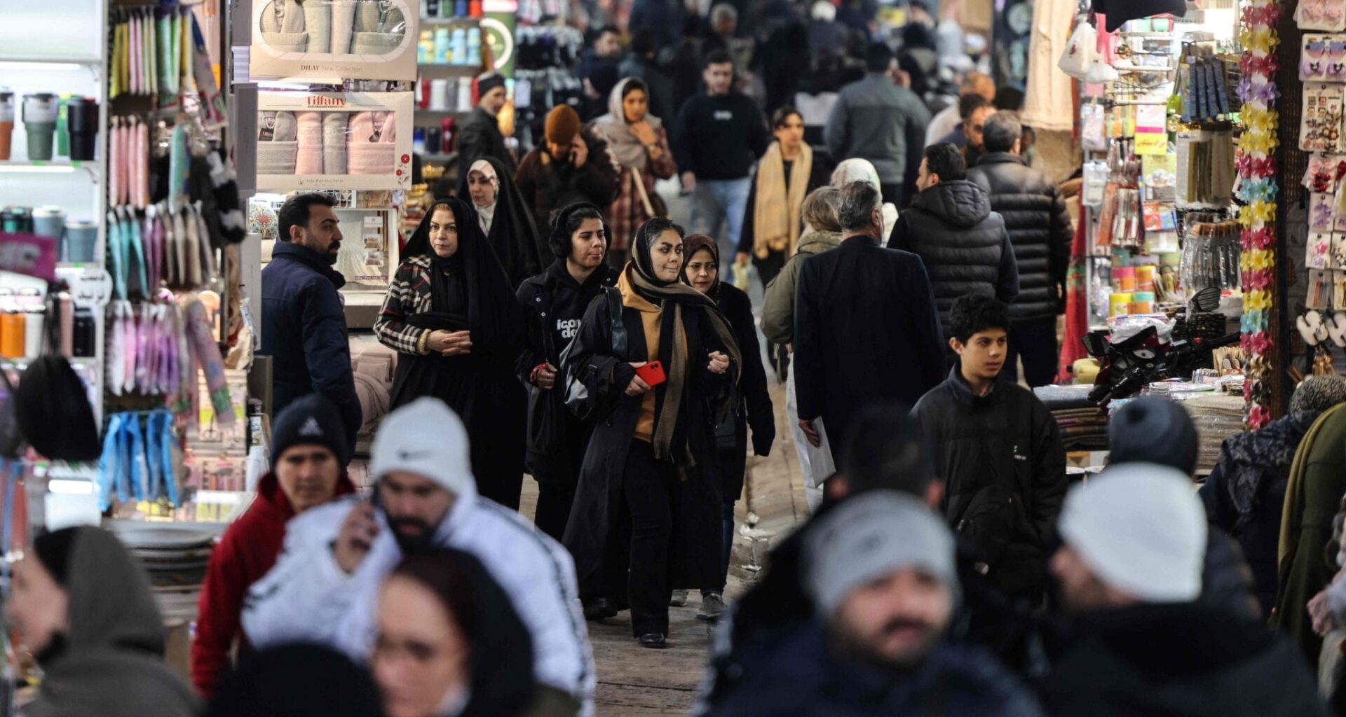 Shahla kan inte skicka pengar till sin mamma i Iran - Radio Sweden på lätt svenska