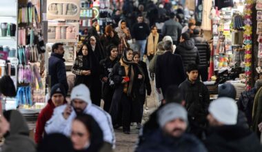 Shahla kan inte skicka pengar till sin mamma i Iran - Radio Sweden på lätt svenska