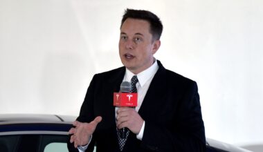 Swedish pop star Robyn unleashed her rage against Elon Musk on the Las Culturistas podcast.