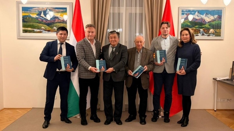 Collection of Alykul Osmonov's poems in Hungarian presented at Kyrgyz Embassy in Hungary