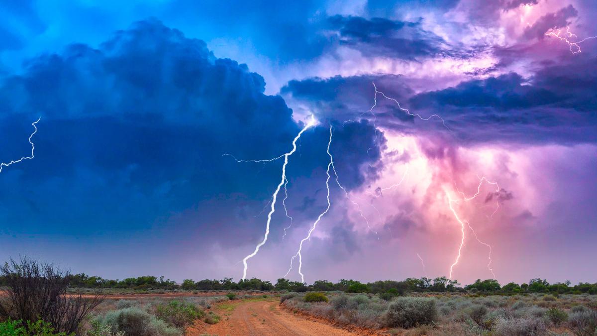 WA weather: Heavy rain to bucket down on areas in Pilbara and northern Gascoyne as thunderstorm brews