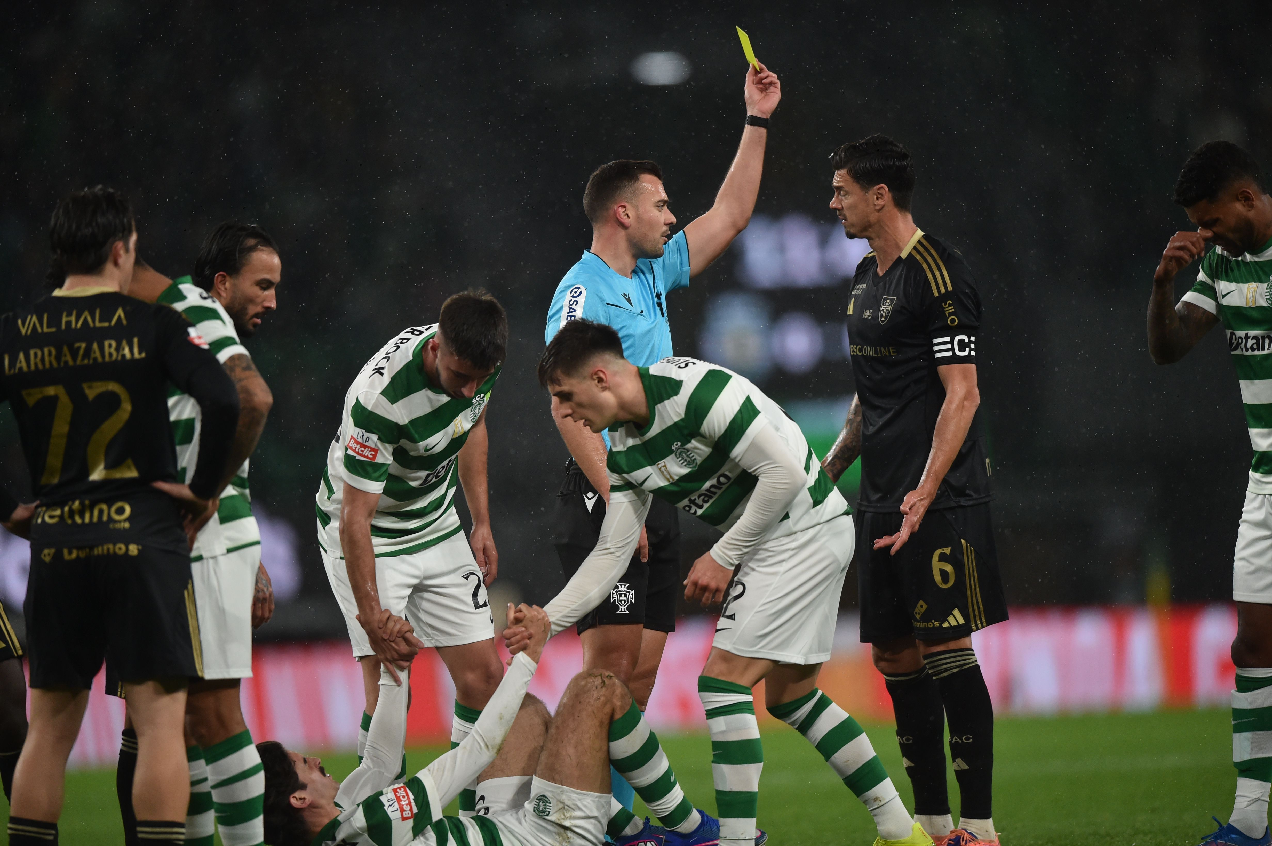 Primeiro amarelo do jogo a José Fonte - Foto: Miguel Nunes