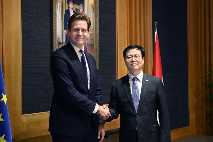 Korean Trade Minister Yeo Han-koo, right, shakes hands with Dutch Minister of Economic Affairs Vincent Pieter Geert Karremans during a meeting in The Hague, the Netherlands, Dec. 3, 2025. Courtesy of the Ministry of Trade, Industry and Resources