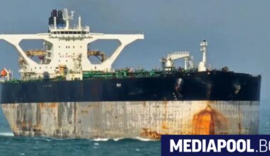 Русия прати подводница да брани стар, ръждясал празен танкер, преследван от САЩ