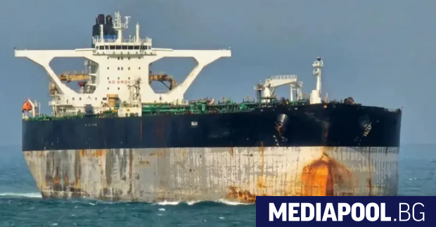 Русия прати подводница да брани стар, ръждясал празен танкер, преследван от САЩ