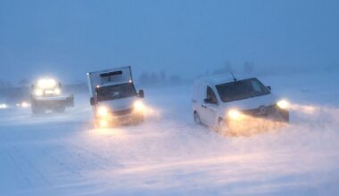 Im Schnee versunkene Autos in Sebourg im Norden Frankreichs.