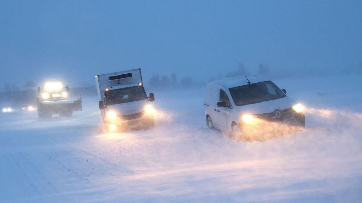 Im Schnee versunkene Autos in Sebourg im Norden Frankreichs.