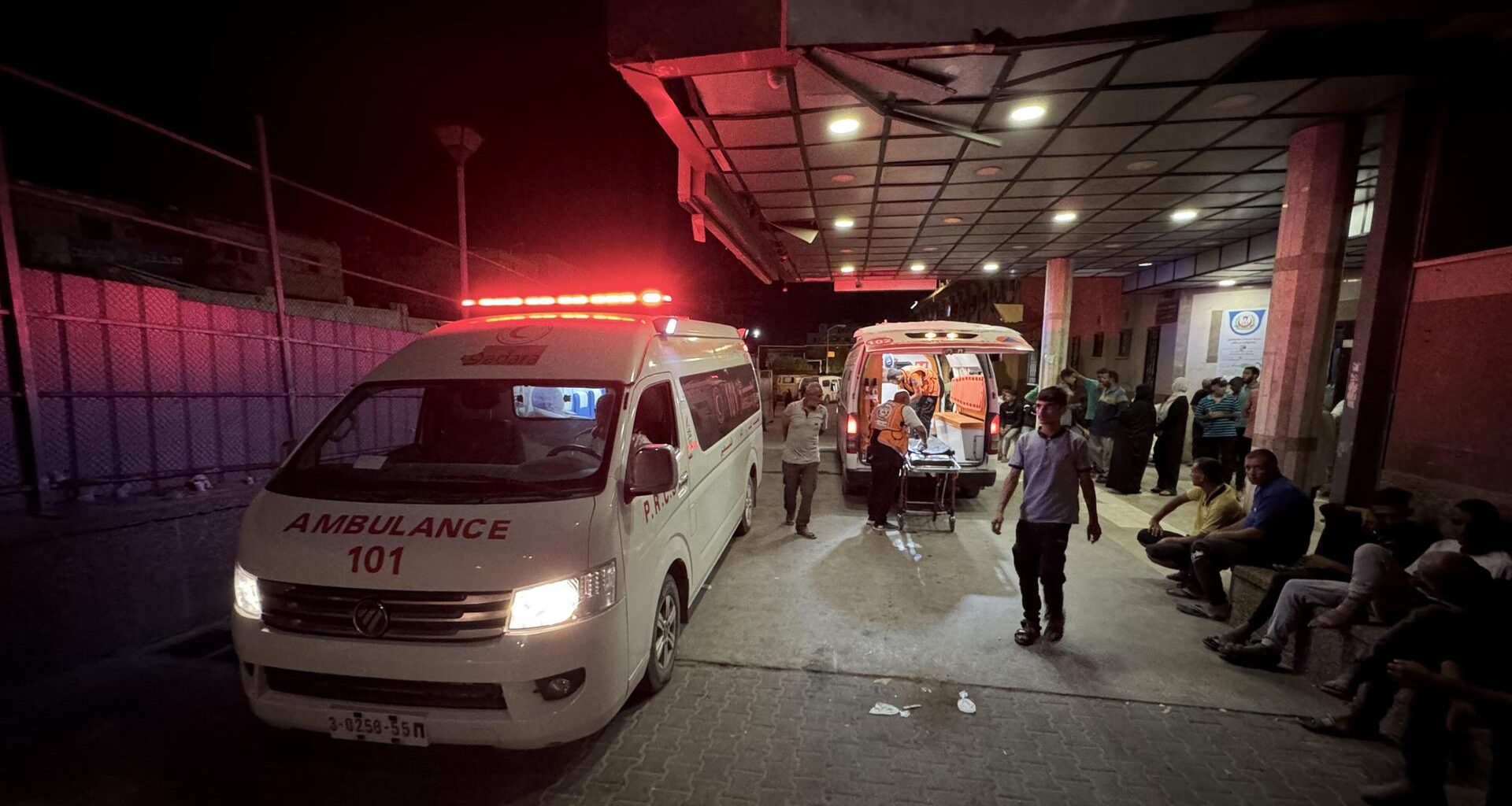 Ein Krankenwagen steht vor dem Eingang eines Krankenhauses im Gazastreifen.