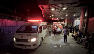 Ein Krankenwagen steht vor dem Eingang eines Krankenhauses im Gazastreifen.