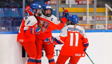 Euforie mladých hokejistek. Zahrají si o třetí medaili v řadě, rozhodla 59. minuta – Aktuálně.cz