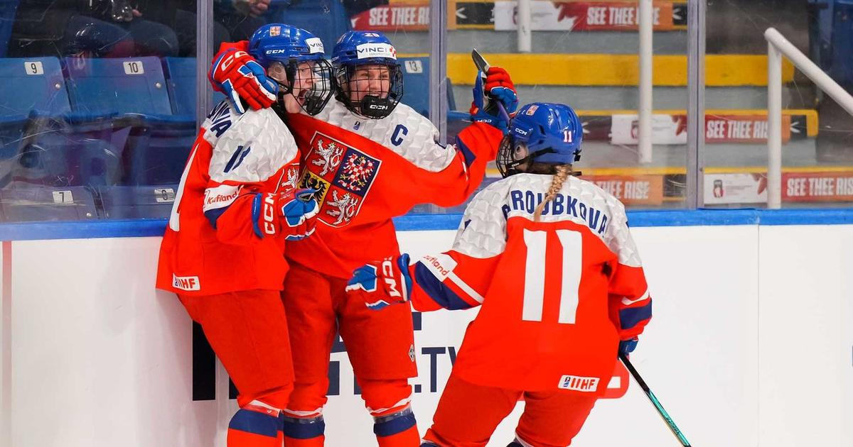 Euforie mladých hokejistek. Zahrají si o třetí medaili v řadě, rozhodla 59. minuta – Aktuálně.cz