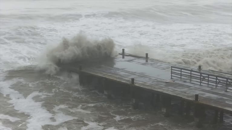 People have been urged to stay away with strong surges and heavy wave spray. (Source: Uawa Civil Defence).