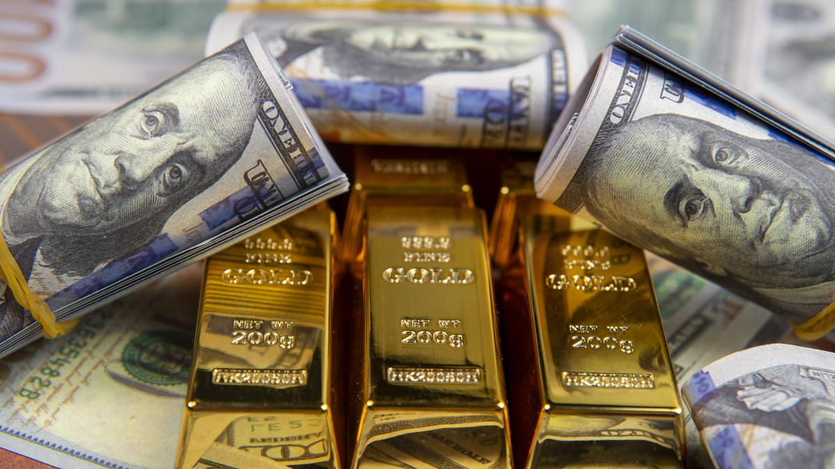 How central banks’ turning away from U.S. dollar is affecting gold prices