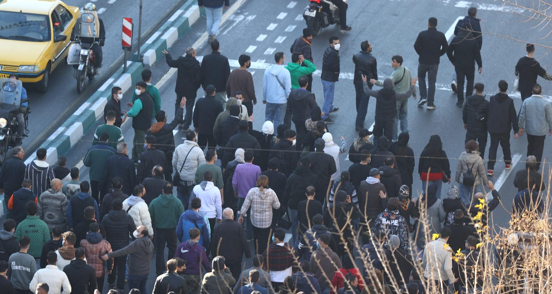 Das Foto zeigt Ladenbesitzer und Händler bei einem Protestmarsch auf einer großen Straße in der iranischen Hauptstadt Teheran.