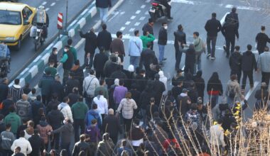 Das Foto zeigt Ladenbesitzer und Händler bei einem Protestmarsch auf einer großen Straße in der iranischen Hauptstadt Teheran.