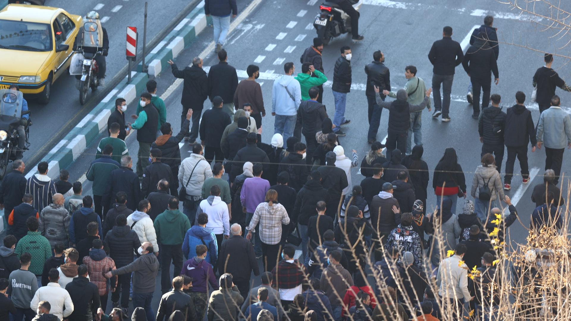 Das Foto zeigt Ladenbesitzer und Händler bei einem Protestmarsch auf einer großen Straße in der iranischen Hauptstadt Teheran.