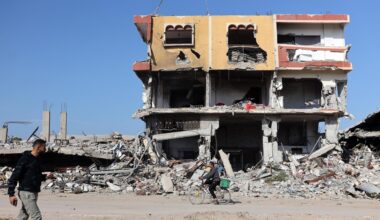 Menschen gehen an einem völlig zerstörten Haus in Gaza-Stadt vorbei.
