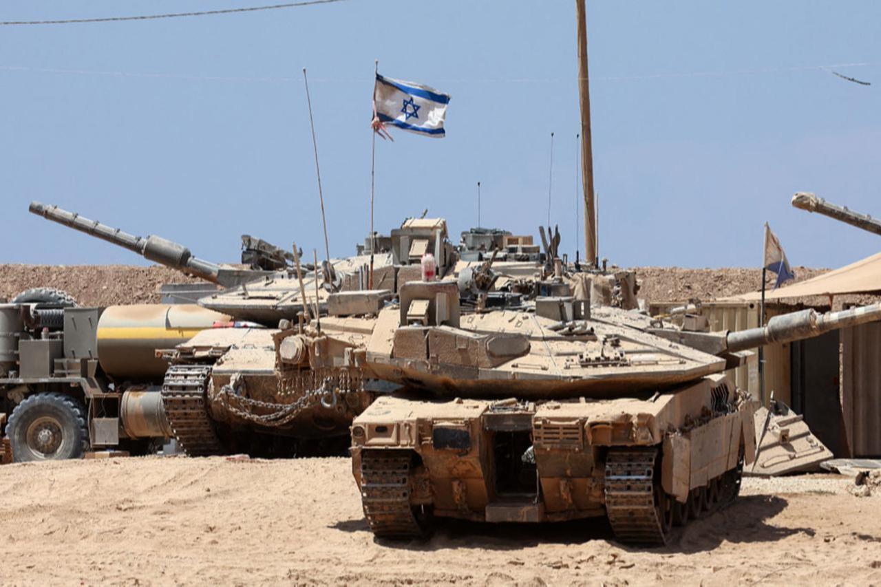 Israeli troops deploy with their tanks near the border fence with the Gaza Strip on August 1, 2025. (AFP Photo)