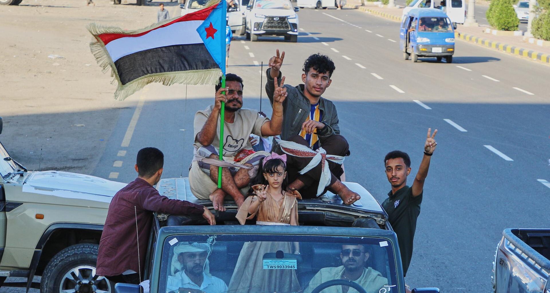 Anhänger des sogenannten Südlichen Übergangsrats (STC) bei einer Kundgebung. Sie halten eine südjemenitische Flagge.