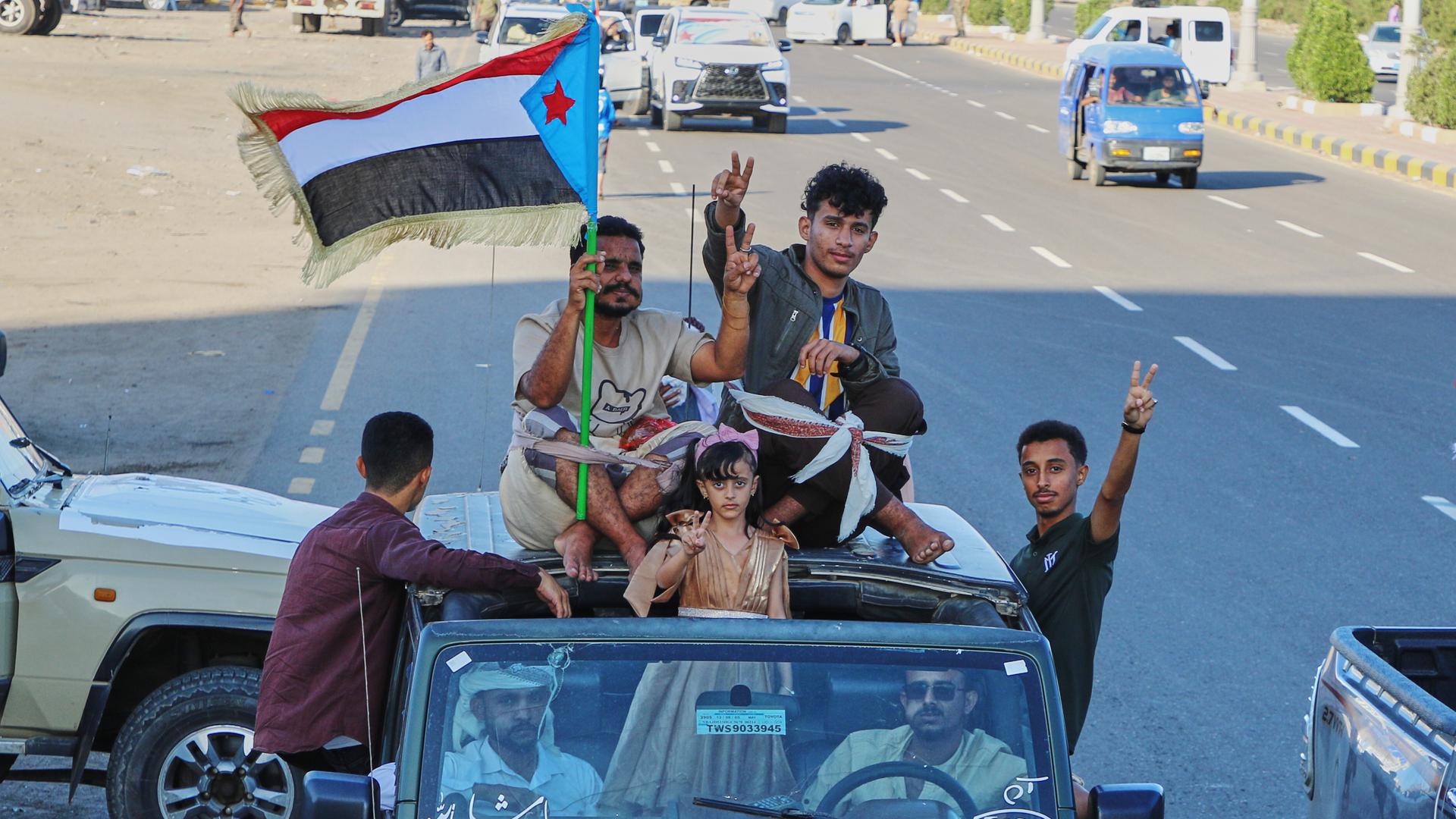 Anhänger des sogenannten Südlichen Übergangsrats (STC) bei einer Kundgebung. Sie halten eine südjemenitische Flagge. Anhänger des sogenannten Südlichen Übergangsrats (STC) bei einer Kundgebung. Sie halten eine südjemenitische Flagge.
