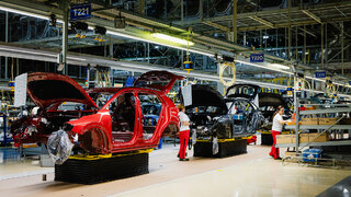 Rekordná výroba áut na Slovensku. Vlani sme pokorili miliónovú hranicu, automobilky však varujú pred stratou investícií