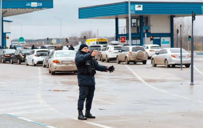 Border crossing between Ukraine and Moldova halts vehicle traffic