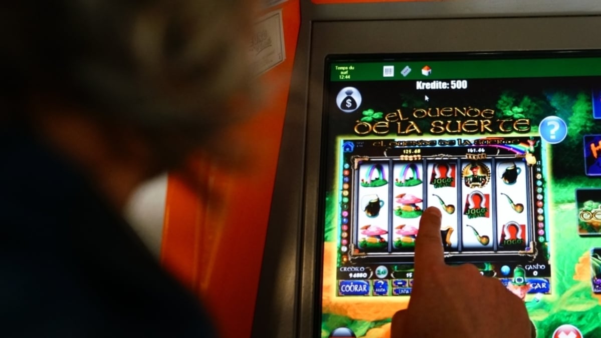 MPs will soon vote on a bill aimed at eliminating illegal online gaming machines in Luxembourg's cafés and bars.