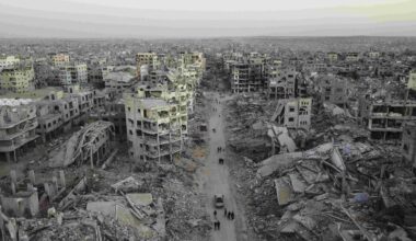 Luftbild der Zerstörung im Viertel Sheikh Ridwan in Gaza Stadt: Zerbombte Häuser, einige sind nur noch Schutt und Asche. Auf einer Straße laufen Menschen, die nach dem Waffenstillstandsabkommen unter schwierigsten Bedingungen überleben.