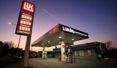 Lukoil sold its international assets, including those in Romania, to the American fund Carlyle Group