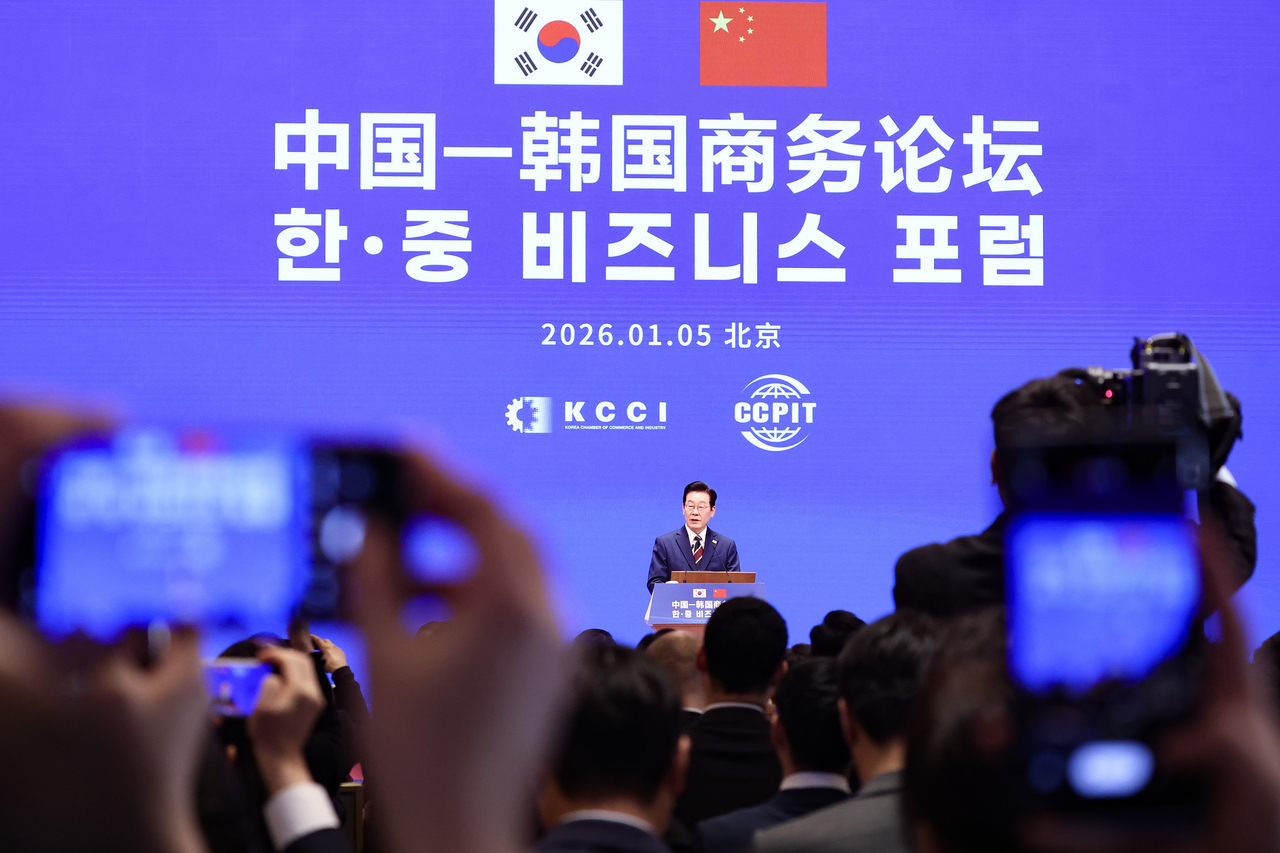 President Lee Jae Myung speaks during a Korea-China Business Forum held at Diaoyutai State Guesthouse in Beijing on Monday. (Yonhap)