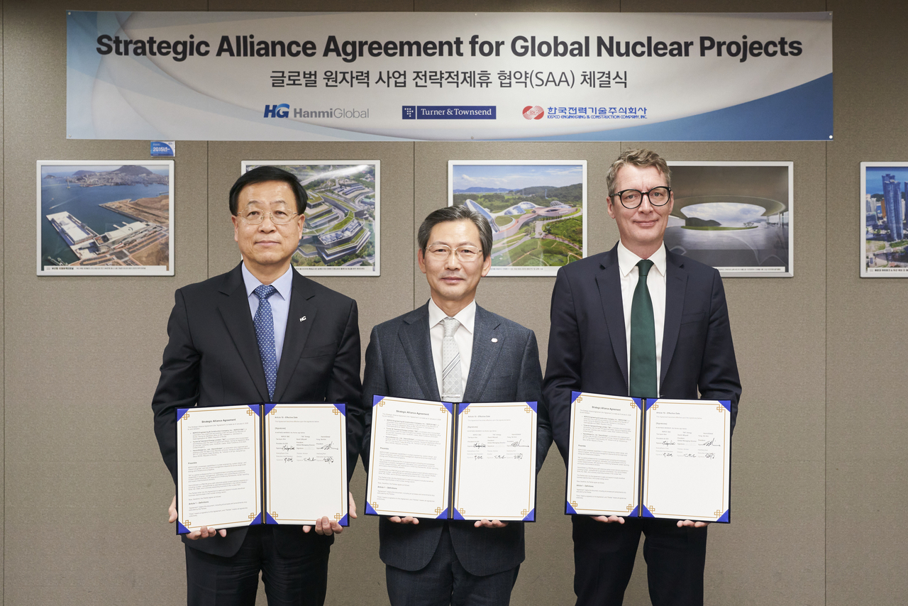(From left) HanmiGlobal President Kim Yong-sik, Kepco E&C President Kim Tae-kyun and Turner & Townsend Executive Director Thomas Aindow pose for a photo during their strategic alliance signing ceremony. (HanmiGlobal)
