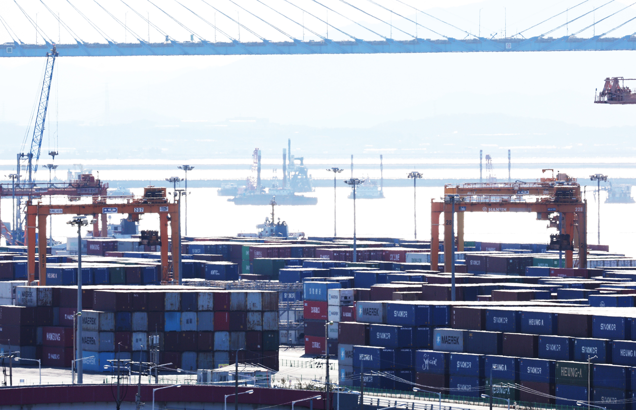 Containers are stacked at a port in Pyeongtaek, south of Seoul on Jan.1. (Yonhap)