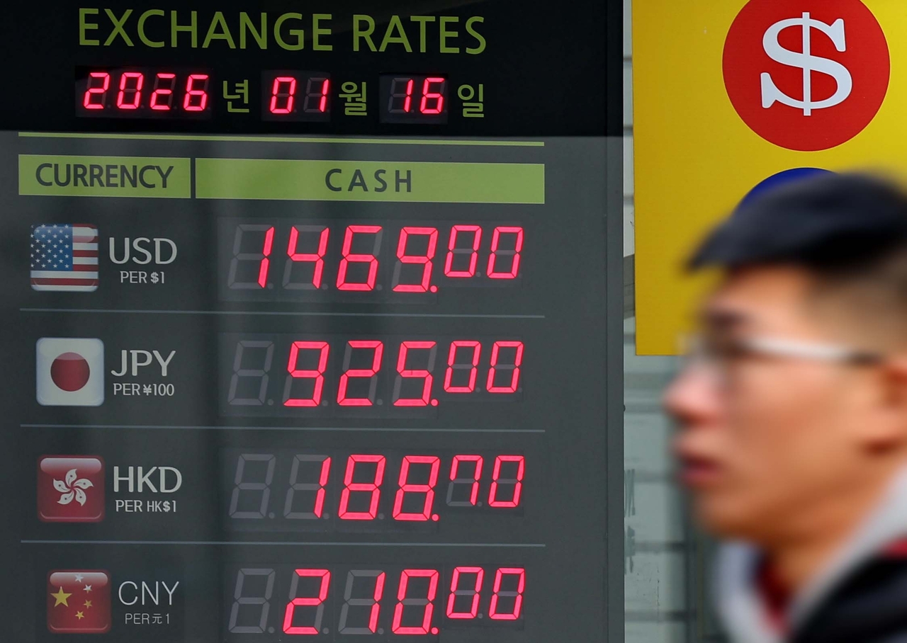 An electronic board at a currency exchange shop in Myeong-dong, central Seoul,  displays the won’s value against major currencies, Friday. (Yonhap)